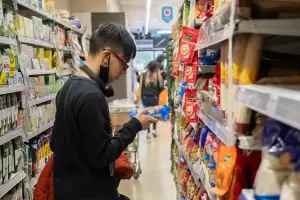 Endeudamiento familiar: Seis de cada 10 hogares en Argentina se endeuda para comprar comida y medicamentos