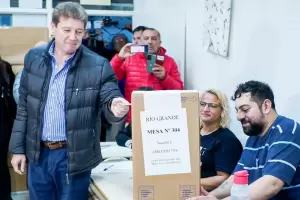 Gustavo Melella obtuvo una gran victoria en las elecciones de Tierra del Fuego y fue reelegido como gobernador