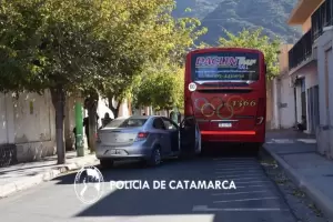Un colectivo estacionado fue chocado por un auto en Beln