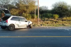 Un polica que iba a trabajar estrell su auto contra una columna y salv su vida de milagro