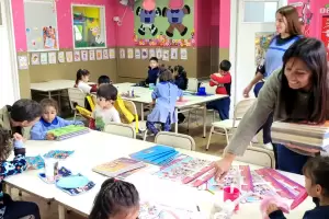 Se entregaron kits escolares a alumnos que asisten a las clases del Aprender Ms