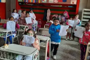 Escuelas primarias de Santa Mara recibieron  guardapolvos y mobiliario