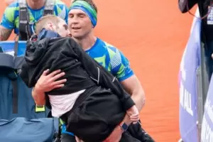 Corri una maratn con su amigo con ELA y lo levant en brazos al cruzar la meta