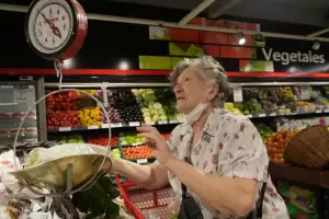 La AFIP duplic el monto del reintegro del 15% a las compras con tarjeta de dbito de jubilados y AUH