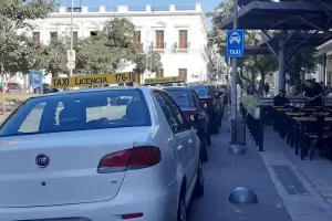 Rige un nuevo aumento del 30% en la tarifa de taxis y remises en Capital