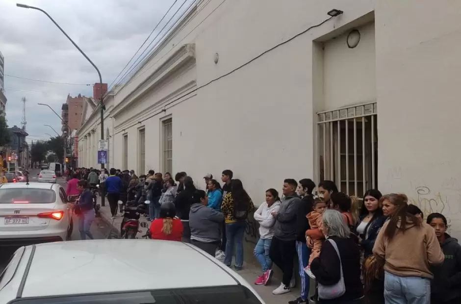 Larga fila para cobrar Progresar y otras asignaciones. (Foto: Radio Nacional Cat