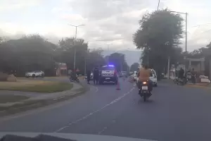 Un auto choc contra una motocicleta y un joven result herido