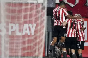 Estudiantes venci a Banfield y sigue prendido en el campeonato