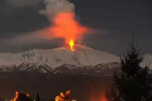 El volcn ms activo de Europa entr en erupcin y suspendieron vuelos