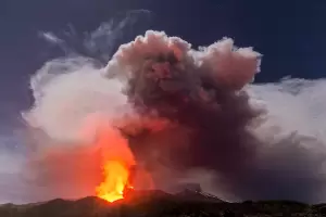 Preocupacin por el Etna: la erupcin sigue obligando la suspencin de vuelos