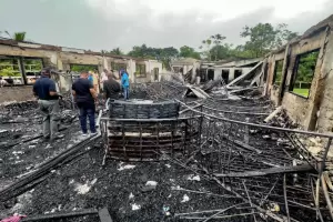 Tragedia en Guyana: Murieron 19 estudiantes por un incendio en la residencia de una escuela