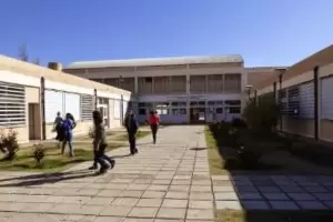 Esperaban por sus camperas de egresados, pero nunca llegaron