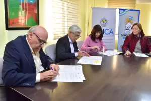 La UNCA firm convenio con el Centro de Ingenieros