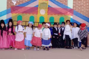 Emotivo acto de 25 de Mayo: Alumnos realizaron una interpretacin en lengua de seas