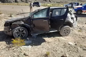 Turistas salvaron sus vidas de milagro, tras un espectacular vuelco