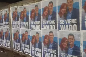 Wado De Pedro en modo candidato; ya aparecieron afiches junto a CFK