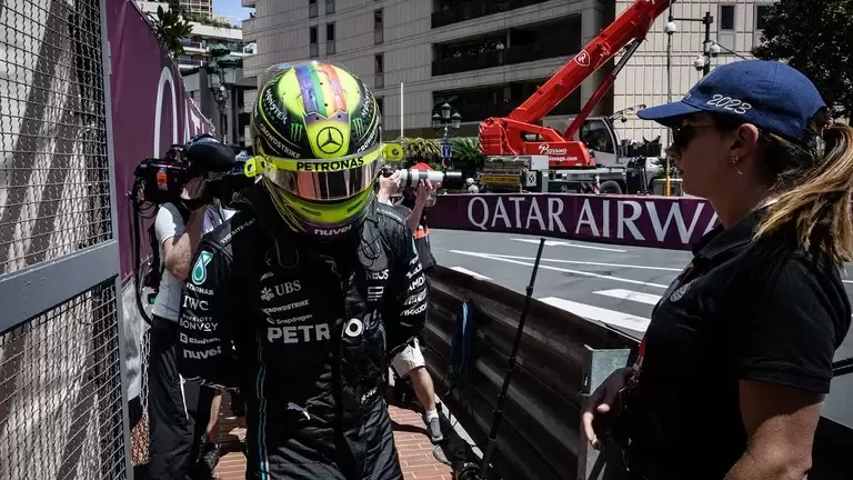 Lewis Hamilton sufrió un accidente en los entrenamientos del GP de Mónaco (Photo by Jeff PACHOUD / AFP)