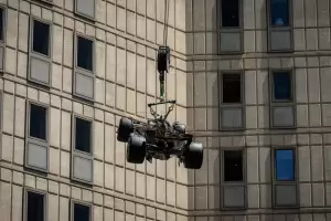 La imagen del da: Una gra rescat el vehculo de Lewis Hamilton, tras un tremendo choque