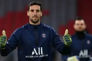 El arquero del PSG se encuentra internado en grave estado, tras caer un caballo