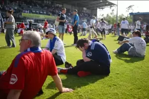 Inslito: Festejaban el ascenso de su equipo y lo perdieron en el ltimo minuto