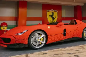 Lego lo hizo otra vez: Crearon una Ferrari Monza SP1 a escala real con 380 mil piezas de lego
