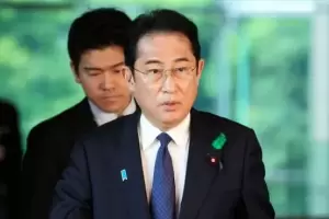 El primer ministro japons ech a su hijo del gobierno tras una polmica fiesta