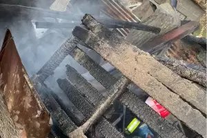 Devastador incendi consumi una vivienda en el sur de la Capital