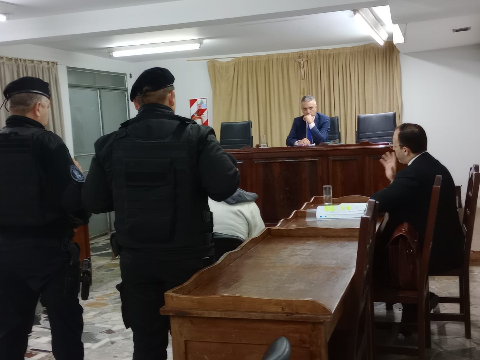 Lo condenaron a dos años y ocho meses de prisión y le prohibieron ...