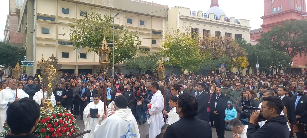 Una multitud en la misa y procesión de la Solemnidad de Corpus Christi ...