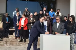 Jalil e intendentes firmaron los convenios para el transporte escolar