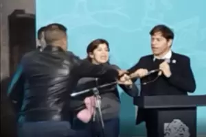 VIDEO: Axel Kicillof fue increpado por una mujer en medio de un acto