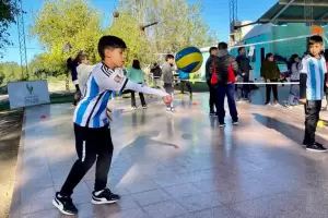 Actividades de mini vley con alumnos de escuelas primarias de Capayn