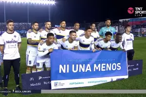 Antes de ser condenado a prisin condicional por violencia de gnero, Sebastin Villa pos con un cartel de "Ni una menos"