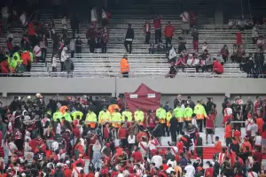 River- Defensa: Un hincha muri al caer de la tribuna y se suspendi el partido