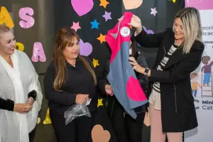 Entregaron guardapolvos a docentes de Jardines Maternales