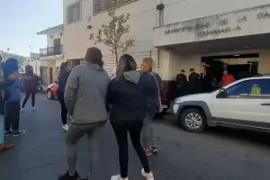 Otra vez reclaman por trabajo frente a la Municipalidad de la Capital