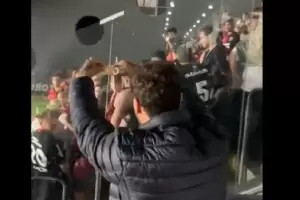 Hinchas de Santos rompieron billetes argentinos para burlarse de Newell's