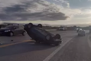 Violento vuelco de un auto en la avenida Circunvalacin