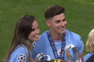 El festejo de Julin lvarez tras ganar la Champions League: Foto romntica y el orgullo de Emilia