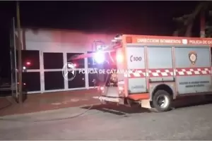 Policas sofocaron un incendio de un camin en un galpn