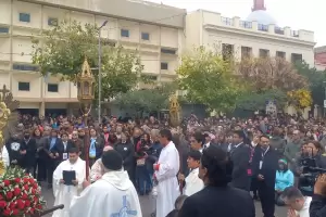 Una multitud en la misa y procesin de la Solemnidad de Corpus Christi