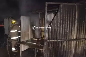 Bomberos lograron contener un incendio en un depsito en Valle Viejo