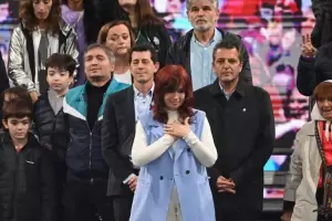 El oficialismo en busca de una nueva identidad: Eval�an cambiar la marca "Frente de Todos"