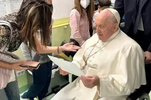 El Vaticano difundi las primeras fotos del papa Francisco en el hospital tras la ciruga