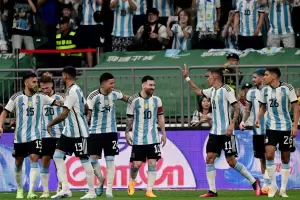 Con un golazo rcord de Messi y el debut de Garnacho, la Seleccin le gan 2 a 0 a Australia