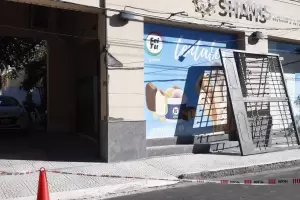 Accidente en pleno centro: peat�n sufri� la ca�da de un port�n