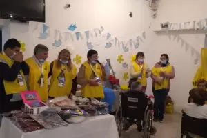 Comunicadores de Mara visitaron a los abuelos y rezaron en el cementerio