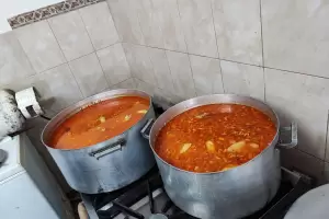 Aplausos: cocineros de la Pquia. Espritu Santo donaron 300 porciones de comida
