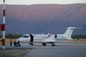 El avin sanitario viaj a El Calafate y la oposicin sali el cruce