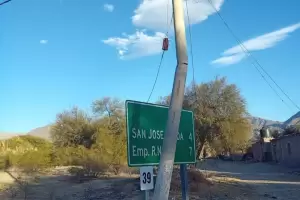 Choc contra una columna de energa elctrica en Medanitos y dej a una familia sin el servicio